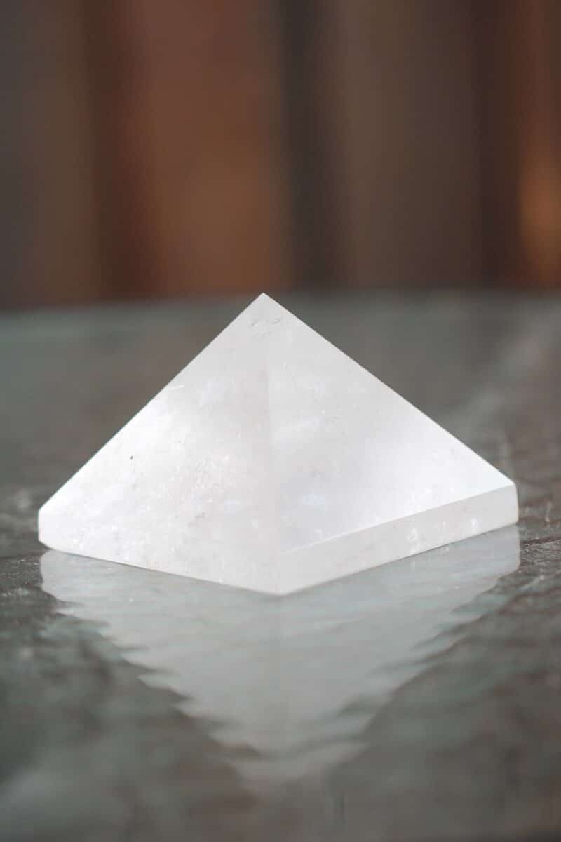 puramiid-maekristall-klaarsus