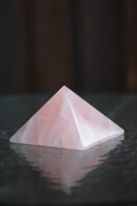 puramiid-roosa-kvarts-klaarsus (1)