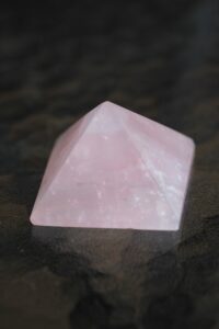 puramiid-roosa-kvarts-klaarsus (3)